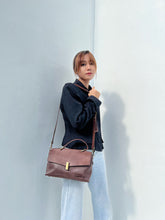 โหลดรูปภาพลงในเครื่องมือใช้ดูของ Gallery กระเป๋าหนังสะพายข้างผู้หญิง/กระเป๋าหนังแท้ผู้หญิง สีนํ้าตาล รุ่น B-CBR-1294