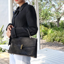 โหลดรูปภาพลงในเครื่องมือใช้ดูของ Gallery กระเป๋าหนังสะพายข้างผู้หญิง/กระเป๋าหนังแท้ผู้หญิง สีดำ รุ่น B-BK-1294