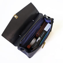 โหลดรูปภาพลงในเครื่องมือใช้ดูของ Gallery กระเป๋าหนังสะพายข้างผู้หญิง/กระเป๋าหนังแท้ผู้หญิง สีดำ รุ่น B-BK-1294