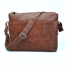 โหลดรูปภาพลงในเครื่องมือใช้ดูของ Gallery กระเป๋าหนังสะพายข้างผู้ชาย