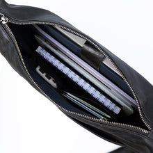 โหลดรูปภาพลงในเครื่องมือใช้ดูของ Gallery กระเป๋าหนังสะพายข้างผู้ชาย