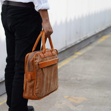 โหลดรูปภาพลงในเครื่องมือใช้ดูของ Gallery กระเป๋าหนังใส่โน๊ตบุ๊ค