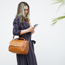 โหลดรูปภาพลงในเครื่องมือใช้ดูของ Gallery กระเป๋าหนังสะพายข้างผู้หญิง/กระเป๋าหนังแท้ผู้หญิง รุ่น Katherine รุ่นขายดีตลอดกาล