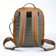 โหลดรูปภาพลงในเครื่องมือใช้ดูของ Gallery กระเป๋าเป้หนังผู้ชาย