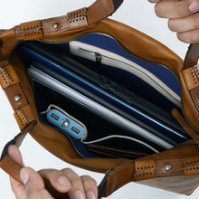 โหลดรูปภาพลงในเครื่องมือใช้ดูของ Gallery กระเป๋าหนังสะพายข้างผู้ชาย