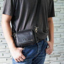 โหลดรูปภาพลงในเครื่องมือใช้ดูของ Gallery กระเป๋าสะพายข้างหนังแท้ รุ่น B-BK-1263-2