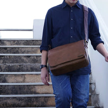 โหลดรูปภาพลงในเครื่องมือใช้ดูของ Gallery กระเป๋าหนังผู้ชาย/กระเป๋าหนังสะพายข้างผู้ชาย รุ่น B-CBR-1295