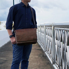 โหลดรูปภาพลงในเครื่องมือใช้ดูของ Gallery กระเป๋าหนังผู้ชาย/กระเป๋าหนังสะพายข้างผู้ชาย รุ่น B-CBR-1295