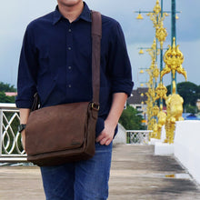 โหลดรูปภาพลงในเครื่องมือใช้ดูของ Gallery กระเป๋าหนังผู้ชาย/กระเป๋าหนังสะพายข้างผู้ชาย รุ่น B-CBR-1295