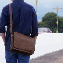 โหลดรูปภาพลงในเครื่องมือใช้ดูของ Gallery กระเป๋าหนังผู้ชาย/กระเป๋าหนังสะพายข้างผู้ชาย รุ่น B-CBR-1295