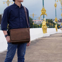 โหลดรูปภาพลงในเครื่องมือใช้ดูของ Gallery กระเป๋าหนังผู้ชาย/กระเป๋าหนังสะพายข้างผู้ชาย รุ่น B-CBR-1295