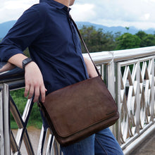 โหลดรูปภาพลงในเครื่องมือใช้ดูของ Gallery กระเป๋าหนังผู้ชาย/กระเป๋าหนังสะพายข้างผู้ชาย รุ่น B-CBR-1295