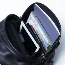 โหลดรูปภาพลงในเครื่องมือใช้ดูของ Gallery กระเป๋าเป้หนังผู้ชาย