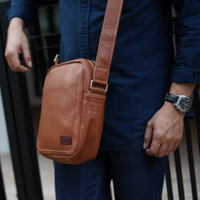 โหลดรูปภาพลงในเครื่องมือใช้ดูของ Gallery กระเป๋าหนังสะพายข้างผู้ชาย