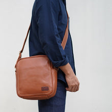 โหลดรูปภาพลงในเครื่องมือใช้ดูของ Gallery กระเป๋าหนังสะพายข้างผู้ชาย