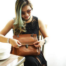 โหลดรูปภาพลงในเครื่องมือใช้ดูของ Gallery กระเป๋าหนังสะพายข้างผู้หญิง/กระเป๋าหนังแท้ผู้หญิง รุ่น Athena สินค้าขายดีสวยคลาสสิคเกินราคา