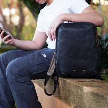 โหลดรูปภาพลงในเครื่องมือใช้ดูของ Gallery กระเป๋าเป้หนังแท้ รุ่น Columbus (ดำ) สินค้าใหม่ขายดี