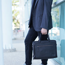 โหลดรูปภาพลงในเครื่องมือใช้ดูของ Gallery กระเป๋าเอกสารหนัง/กระเป๋าหนังใส่โน๊ตบุ๊ค รุ่น Hamilton (Black)