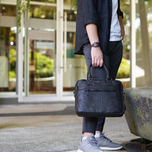 โหลดรูปภาพลงในเครื่องมือใช้ดูของ Gallery กระเป๋าหนังสะพายข้าง/กระเป๋าหนังแท้ รุ่น B-BK-3528