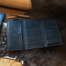 โหลดรูปภาพลงในเครื่องมือใช้ดูของ Gallery กระเป๋าสตางค์หนังแท้ รุ่น W-ACL-0432