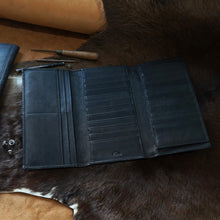 โหลดรูปภาพลงในเครื่องมือใช้ดูของ Gallery กระเป๋าสตางค์หนังแท้ รุ่น W-ACL-0432