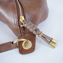 โหลดรูปภาพลงในเครื่องมือใช้ดูของ Gallery กระเป๋าหนังผู้หญิง /กระเป๋าหนังคาดอกผู้หญิง สีน้ำตาลรุ่น B-CBR-6094