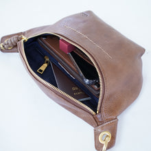 โหลดรูปภาพลงในเครื่องมือใช้ดูของ Gallery กระเป๋าหนังผู้หญิง /กระเป๋าหนังคาดอกผู้หญิง สีน้ำตาลรุ่น B-CBR-6094