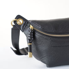 โหลดรูปภาพลงในเครื่องมือใช้ดูของ Gallery กระเป๋าหนังผู้หญิง /กระเป๋าหนังคาดอกผู้หญิง สีน้ำดำรุ่น B-BK-6094