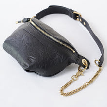 โหลดรูปภาพลงในเครื่องมือใช้ดูของ Gallery กระเป๋าหนังผู้หญิง /กระเป๋าหนังคาดอกผู้หญิง สีน้ำดำรุ่น B-BK-6094