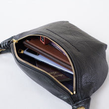 โหลดรูปภาพลงในเครื่องมือใช้ดูของ Gallery กระเป๋าหนังผู้หญิง /กระเป๋าหนังคาดอกผู้หญิง สีน้ำดำรุ่น B-BK-6094