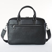 โหลดรูปภาพลงในเครื่องมือใช้ดูของ Gallery กระเป๋าหนังผู้ชาย/กระเป๋าหนังสะพายข้างผู้ชาย สีดำ รุ่น B-BK-8905