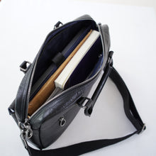 โหลดรูปภาพลงในเครื่องมือใช้ดูของ Gallery กระเป๋าหนังผู้ชาย/กระเป๋าหนังสะพายข้างผู้ชาย สีดำ รุ่น B-BK-8905