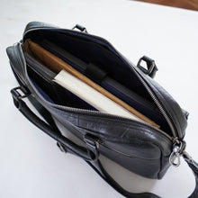 โหลดรูปภาพลงในเครื่องมือใช้ดูของ Gallery กระเป๋าหนังผู้ชาย/กระเป๋าหนังสะพายข้างผู้ชาย สีดำ รุ่น B-BK-8905