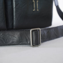 โหลดรูปภาพลงในเครื่องมือใช้ดูของ Gallery กระเป๋าหนังผู้ชาย/กระเป๋าหนังสะพายข้างผู้ชาย สีดำ รุ่น B-BK-8905