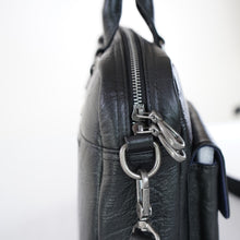 โหลดรูปภาพลงในเครื่องมือใช้ดูของ Gallery กระเป๋าหนังผู้ชาย/กระเป๋าหนังสะพายข้างผู้ชาย สีดำ รุ่น B-BK-8905