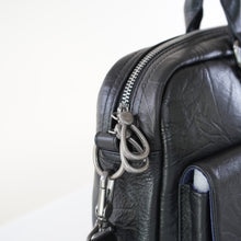 โหลดรูปภาพลงในเครื่องมือใช้ดูของ Gallery กระเป๋าหนังผู้ชาย/กระเป๋าหนังสะพายข้างผู้ชาย สีดำ รุ่น B-BK-8905