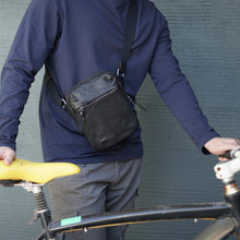 โหลดรูปภาพลงในเครื่องมือใช้ดูของ Gallery กระเป๋าหนังผู้ชาย /กระเป๋าหนังคาดอกผู้ชาย สีดำ รุ่น B-BK-788