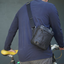 โหลดรูปภาพลงในเครื่องมือใช้ดูของ Gallery กระเป๋าหนังผู้ชาย /กระเป๋าหนังคาดอกผู้ชาย สีดำ รุ่น B-BK-788