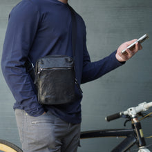 โหลดรูปภาพลงในเครื่องมือใช้ดูของ Gallery กระเป๋าหนังผู้ชาย /กระเป๋าหนังคาดอกผู้ชาย สีดำ รุ่น B-BK-788