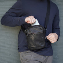 โหลดรูปภาพลงในเครื่องมือใช้ดูของ Gallery กระเป๋าหนังผู้ชาย /กระเป๋าหนังคาดอกผู้ชาย สีดำ รุ่น B-BK-788