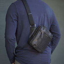 โหลดรูปภาพลงในเครื่องมือใช้ดูของ Gallery กระเป๋าหนังผู้ชาย /กระเป๋าหนังคาดอกผู้ชาย สีดำ รุ่น B-BK-788