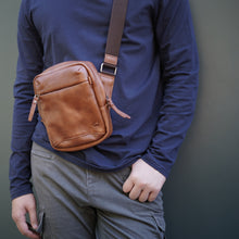 โหลดรูปภาพลงในเครื่องมือใช้ดูของ Gallery กระเป๋าหนังผู้ชาย /กระเป๋าหนังคาดอกผู้ชายสีน้ำตาลรุ่น B-CBR-788