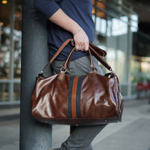 โหลดรูปภาพลงในเครื่องมือใช้ดูของ Gallery กระเป๋าหนังผู้ชาย /กระเป๋าหนังเดินทางผู้ชายน้ำตาล รุ่น B-CBR-8919