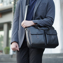 โหลดรูปภาพลงในเครื่องมือใช้ดูของ Gallery กระเป๋าหนังผู้ชาย/กระเป๋าหนังสะพายข้างผู้ชาย สีดำ รุ่น B-BK-8905