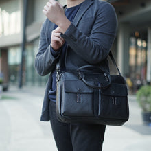 โหลดรูปภาพลงในเครื่องมือใช้ดูของ Gallery กระเป๋าหนังผู้ชาย/กระเป๋าหนังสะพายข้างผู้ชาย สีดำ รุ่น B-BK-8905