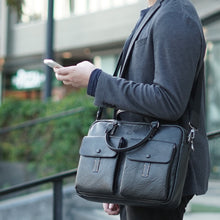 โหลดรูปภาพลงในเครื่องมือใช้ดูของ Gallery กระเป๋าหนังผู้ชาย/กระเป๋าหนังสะพายข้างผู้ชาย สีดำ รุ่น B-BK-8905