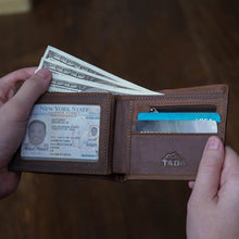 โหลดรูปภาพลงในเครื่องมือใช้ดูของ Gallery กระเป๋าสตางค์หนังแท้