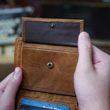 โหลดรูปภาพลงในเครื่องมือใช้ดูของ Gallery กระเป๋าสตางค์หนังแท้