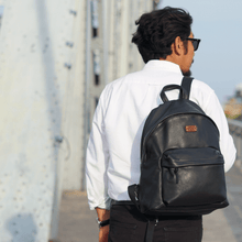 โหลดรูปภาพลงในเครื่องมือใช้ดูของ Gallery กระเป๋าเป้หนังผู้ชาย