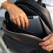 โหลดรูปภาพลงในเครื่องมือใช้ดูของ Gallery กระเป๋าเป้หนังผู้ชาย